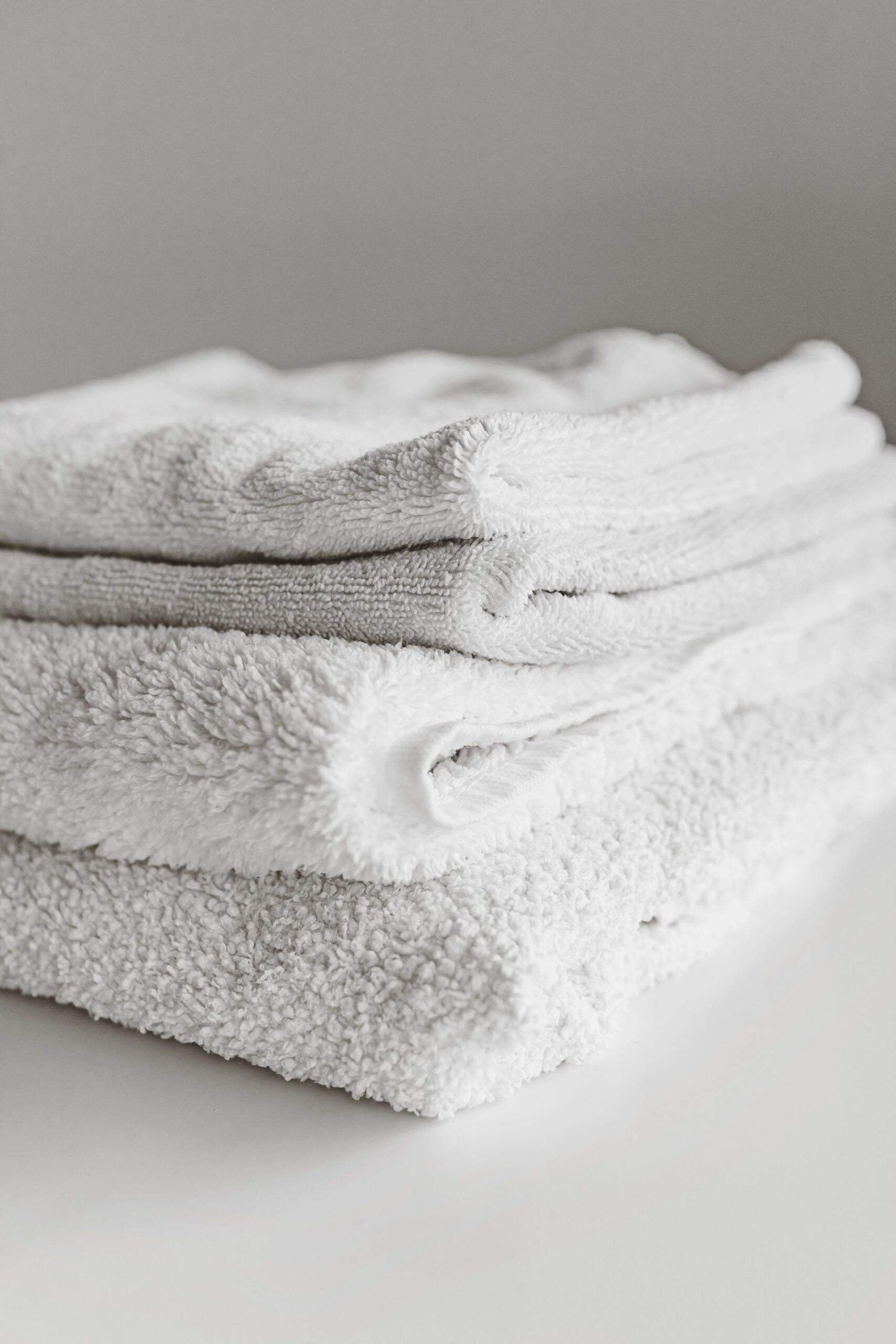 Dozele prea mari de detergent, programele cu apă rece și utilizarea frecventă a balsamului pot favoriza acumularea reziduurilor. Foto: pexels.com