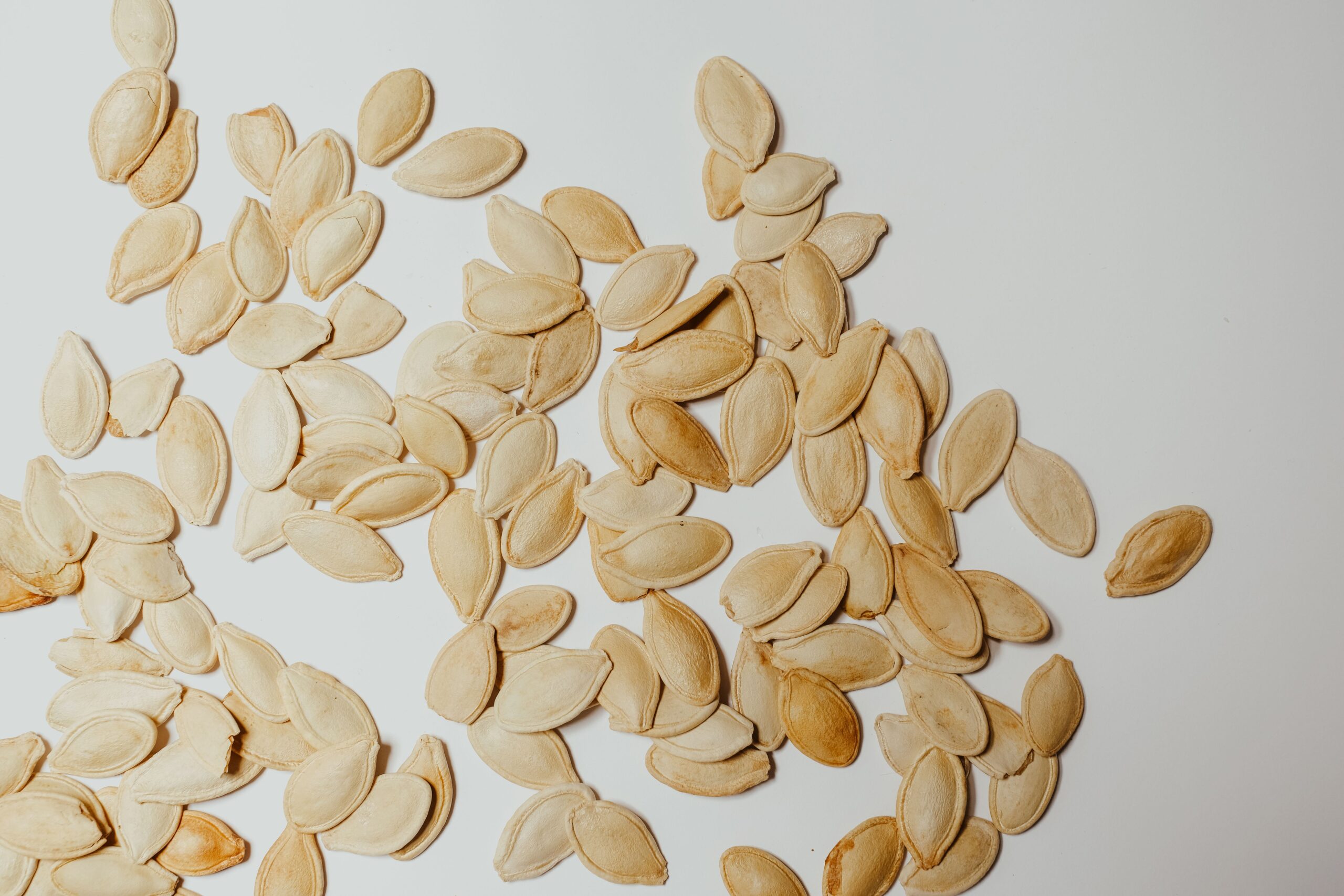 Dacă vrei să crești aportul de fibre alimentare, semințele de dovleac cu coajă sunt cea mai bună opțiune dintre cele comparate. Foto: pexels.com