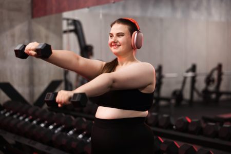 Sportul afectează genunchii și spatele dacă ai kilograme în plus? Cu ce exerciții poți începe și cum îți dozezi efortul. Iulian Damian, antrenor personal: „Primul pas către sală e mai greu decât antrenamentul în sine” EXCLUSIV